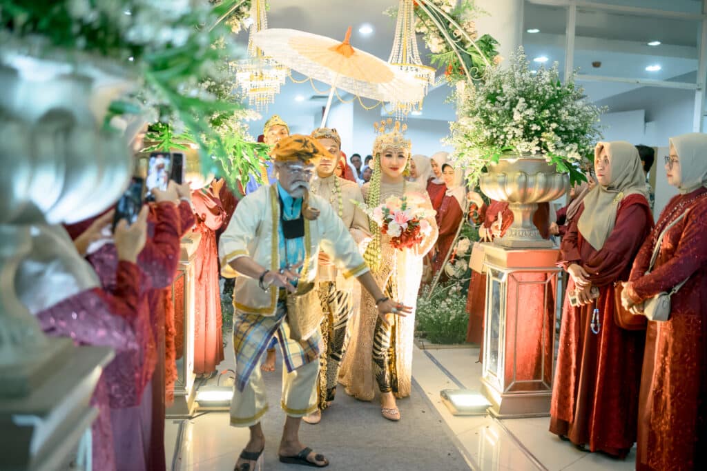 Aki Lengser at the Wedding of Alin & Yoga at Felfest UI