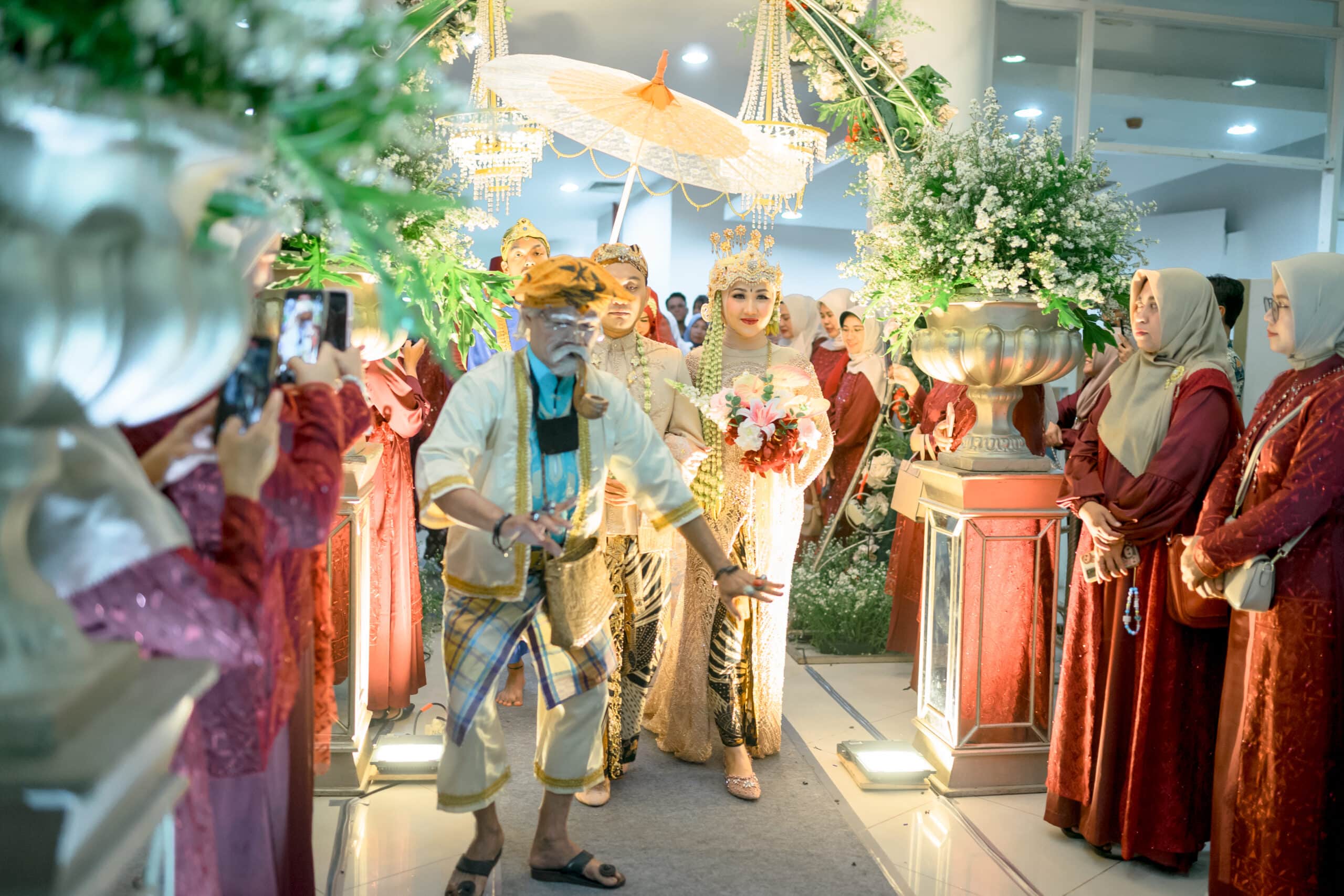 Aki Lengser at the Wedding of Alin & Yoga at Felfest UI