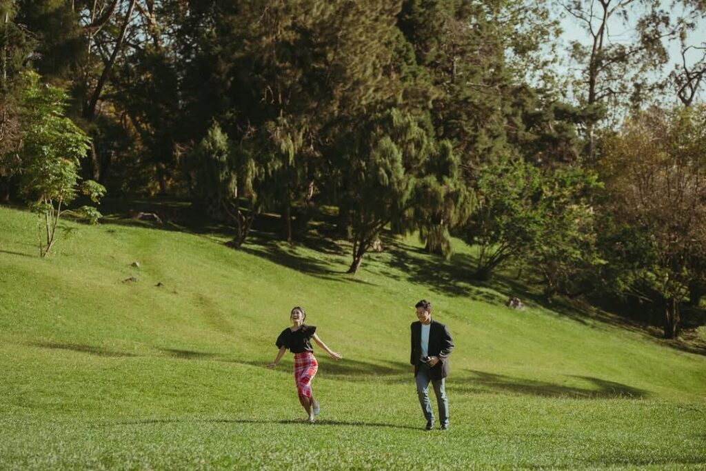 Pasangan prewedding dengan latar belakang bukit di Kebun Raya. source: sabilasyarafina