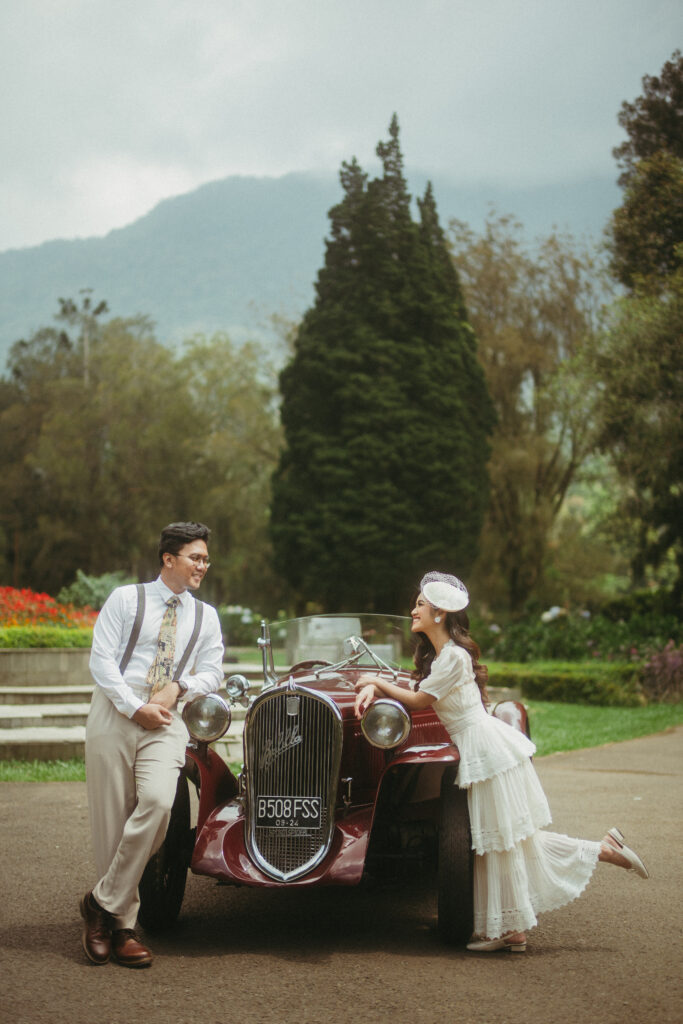 Prewed Vintage Mafia dengan Mobil Antik. source: Sabila Syarafina