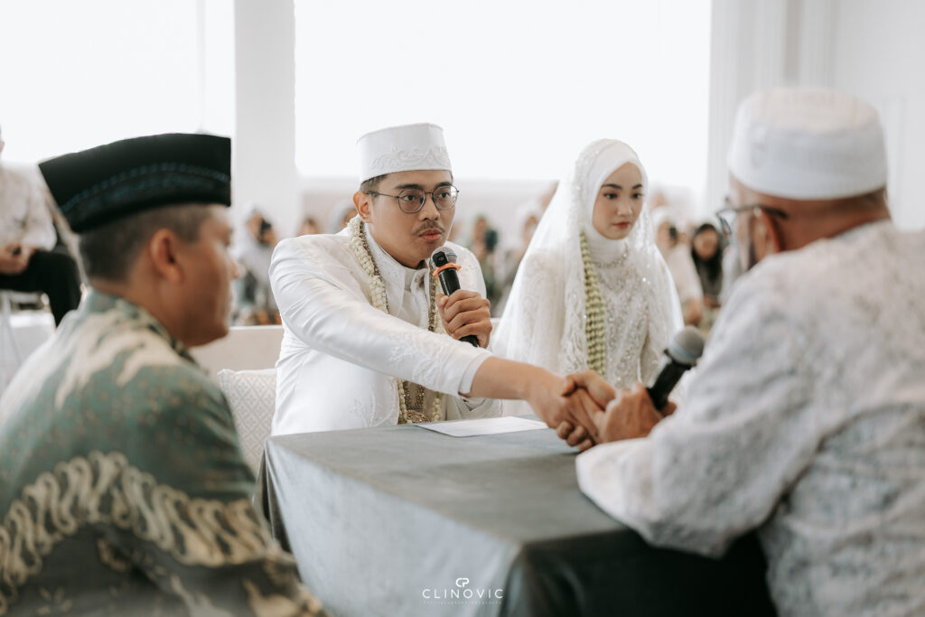 The Wedding of Inong & Ariq at Masjid An Nur, Jakarta - Wedding by Emaara